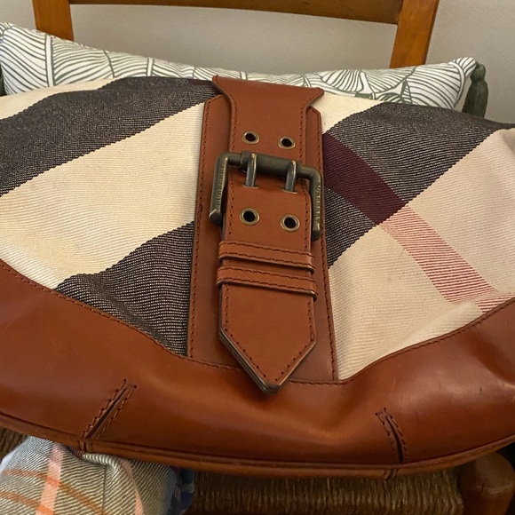 BURBERRY Large Signature Buckle Bag - Picture 6 of 16